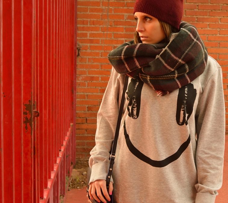 Headphones Smiley sweater look