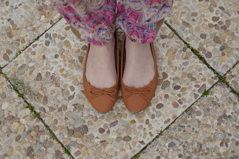 Relax, take it easy and wear baggy pants with flats